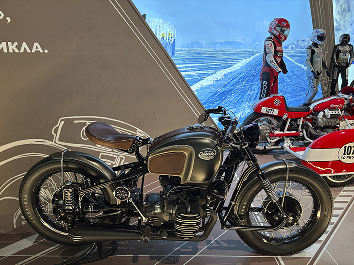 Павильон №54 на ВДНХ — это пространство Музея Гаража особого назначения ФСО России (фото Олег Д., осень, 2025)