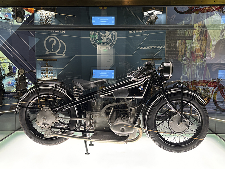 Павильон №54 на ВДНХ — это пространство Музея Гаража особого назначения ФСО России (фото Олег Д., осень, 2025)