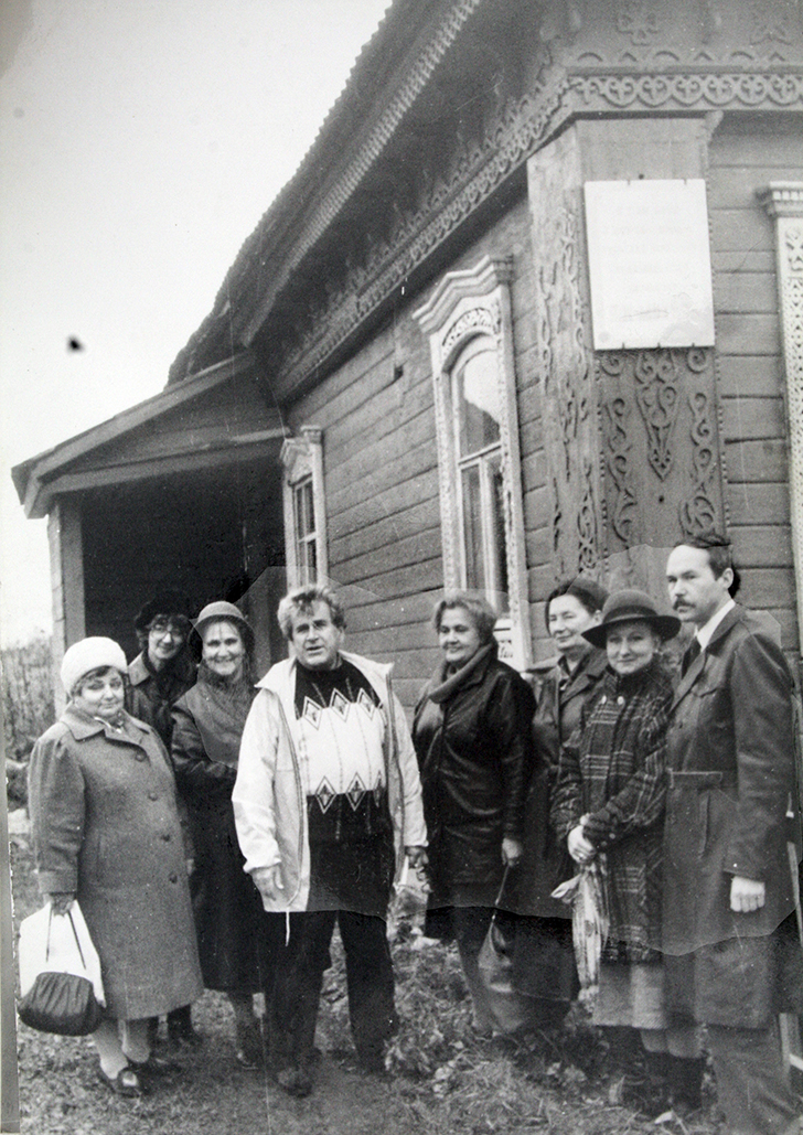 Всеволод Алексеевич сын Замкова и Мухиной в центре в белой куртке