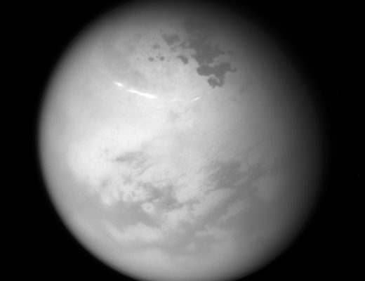 Облака и углеводородные моря на Титане. Credit: NASA/JPL-Caltech/Space Science Institute