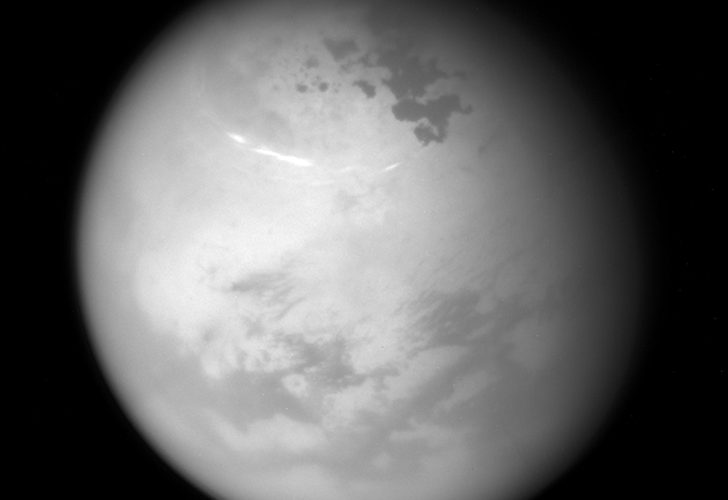 Облака и углеводородные моря на Титане. Credit: NASA/JPL-Caltech/Space Science Institute