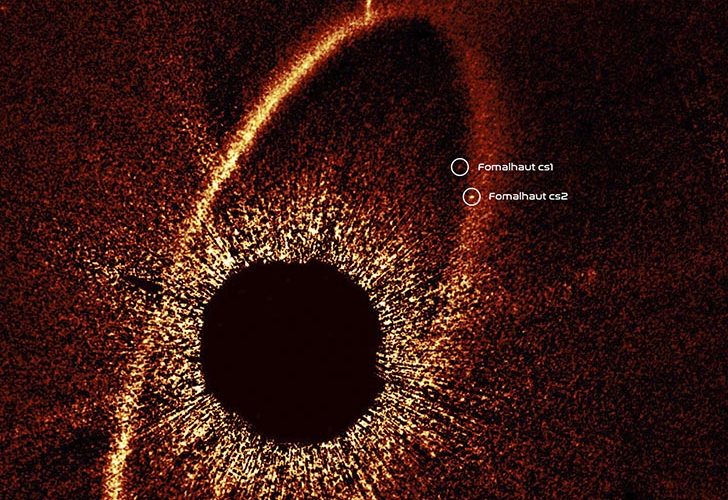 Кольцо обломков и пылевые облака cs1 и cs2 у звезды Fomalhaut. Credit: NASA, ESA, Paul Kalas