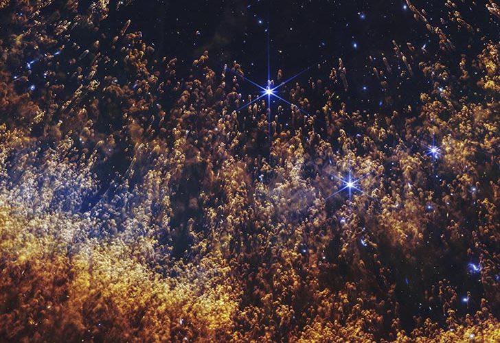 Снимок области Туманности Улитка (NGC 7293) протяженностью около 1 светового года (более 9 триллионов километров) в инфракрасном диапазоне. Credit: NASA, ESA, CSA, STScI, A. Pagan (STScI)