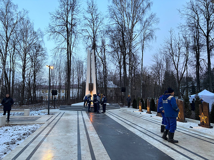В Майданово зажгли Вечный огонь (фото Олег Д., декабрь, 2025)