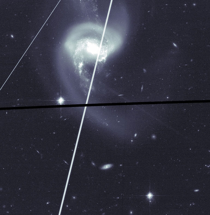 Смоделированное изображение космического телескопа «Hubble», испорченное треками от спутников. Credit: Alejandro Borlaff et al.