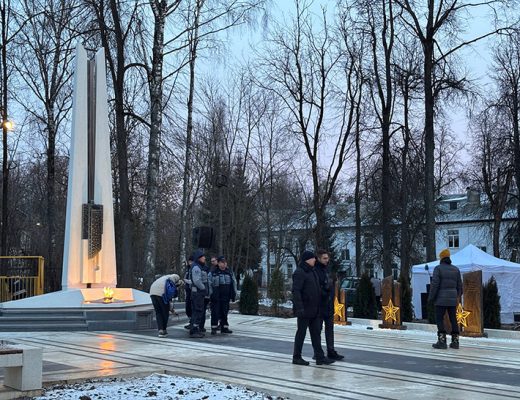 В Майданово зажгли Вечный огонь (фото Олег Д., декабрь, 2025)