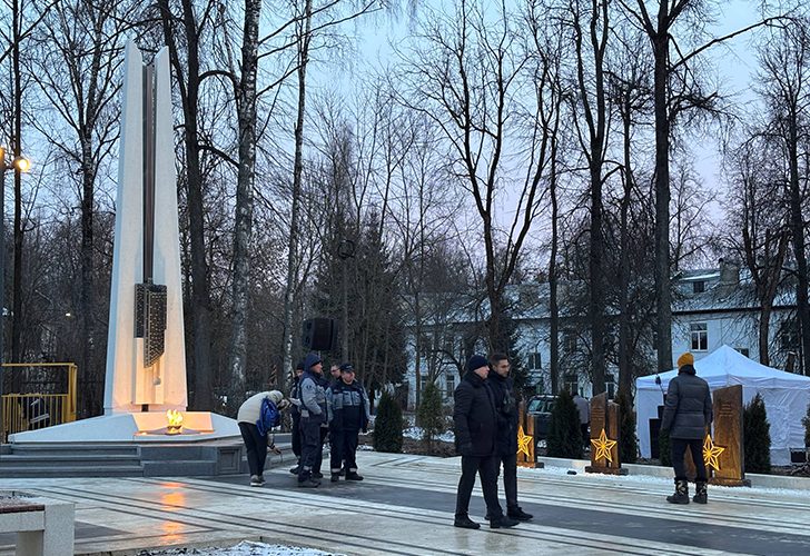 В Майданово зажгли Вечный огонь (фото Олег Д., декабрь, 2025)
