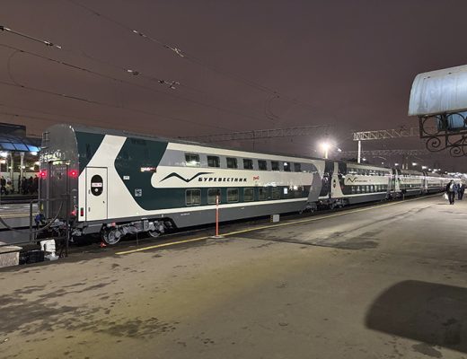 Двухэтажный скоростной поезд «Буревестник» (фото Олег Д., декабрь, 2025)