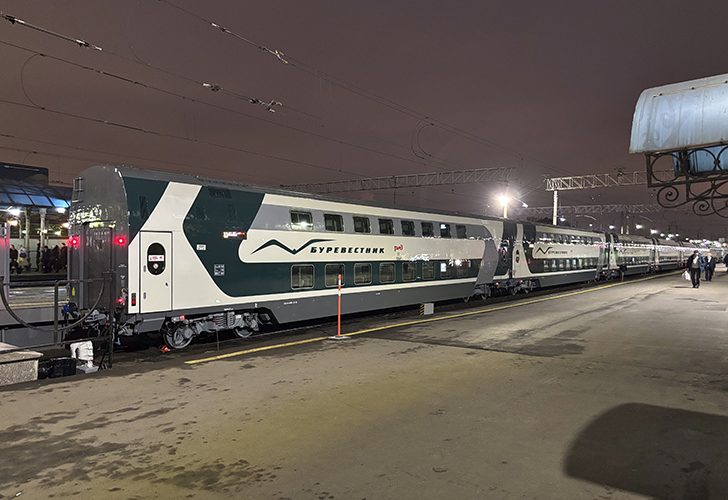 Двухэтажный скоростной поезд «Буревестник» (фото Олег Д., декабрь, 2025)