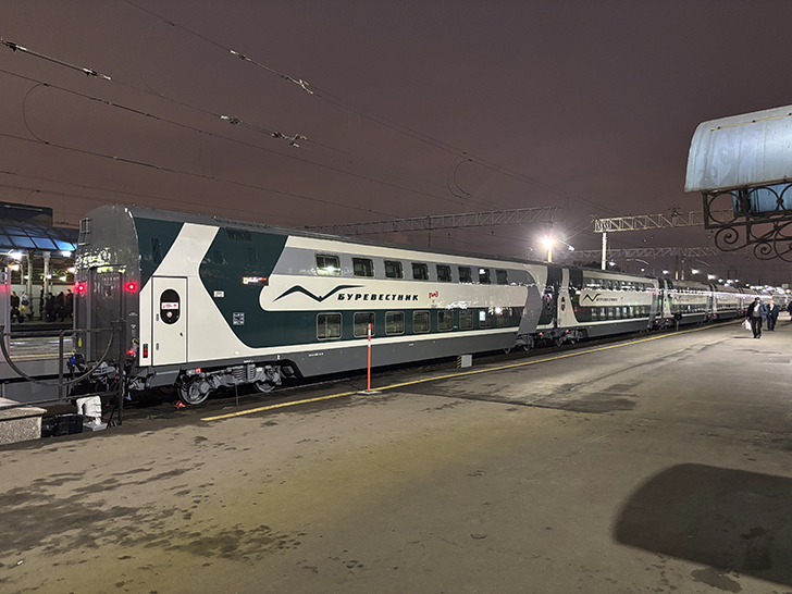 Двухэтажный скоростной поезд «Буревестник» (фото Олег Д., декабрь, 2025)
