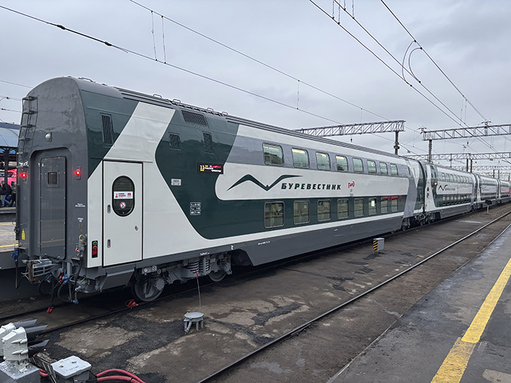 Двухэтажный скоростной поезд «Буревестник» (фото Олег Д., декабрь, 2025)