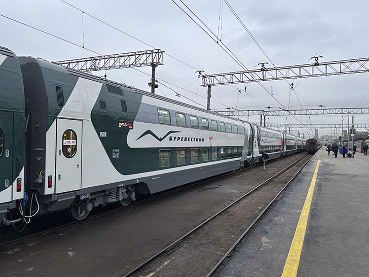 Двухэтажный скоростной поезд «Буревестник» (фото Олег Д., декабрь, 2025)