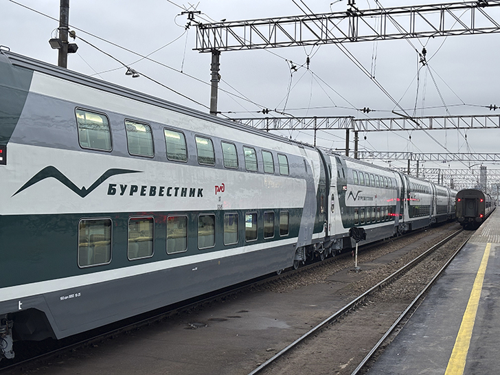 Двухэтажный скоростной поезд «Буревестник» (фото Олег Д., декабрь, 2025)