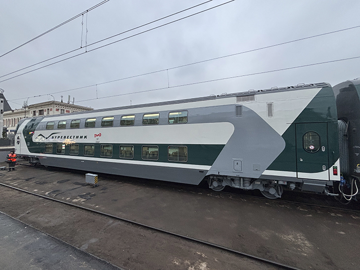 Двухэтажный скоростной поезд «Буревестник» (фото Олег Д., декабрь, 2025)