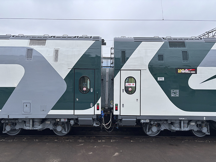 Двухэтажный скоростной поезд «Буревестник» (фото Олег Д., декабрь, 2025)