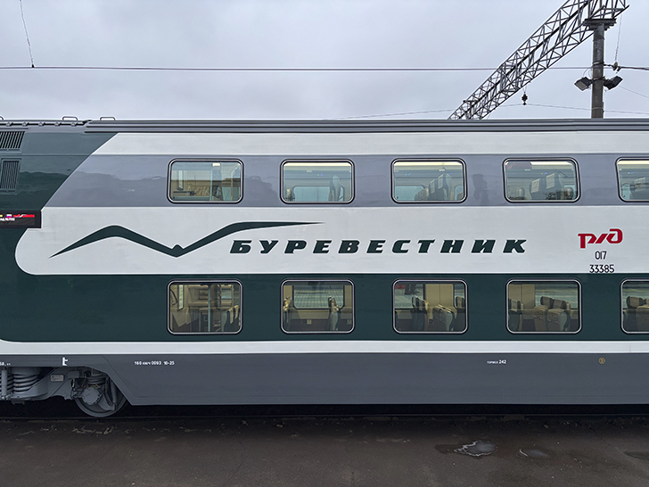 Двухэтажный скоростной поезд «Буревестник» (фото Олег Д., декабрь, 2025)