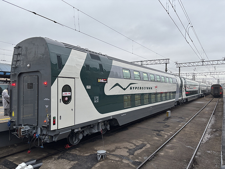 Двухэтажный скоростной поезд «Буревестник» (фото Олег Д., декабрь, 2025)