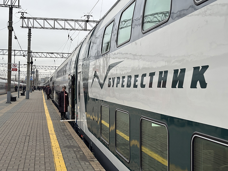 Двухэтажный скоростной поезд «Буревестник» (фото Олег Д., декабрь, 2025)