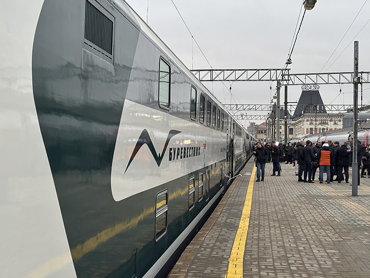 Двухэтажный скоростной поезд «Буревестник» (фото Олег Д., декабрь, 2025)