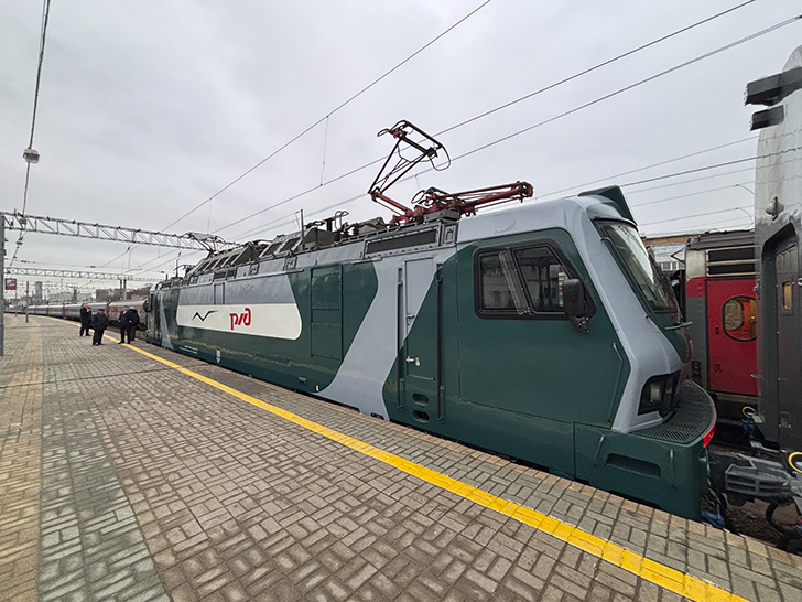 Двухэтажный скоростной поезд «Буревестник» (фото Олег Д., декабрь, 2025)
