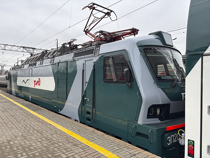 Двухэтажный скоростной поезд «Буревестник» (фото Олег Д., декабрь, 2025)