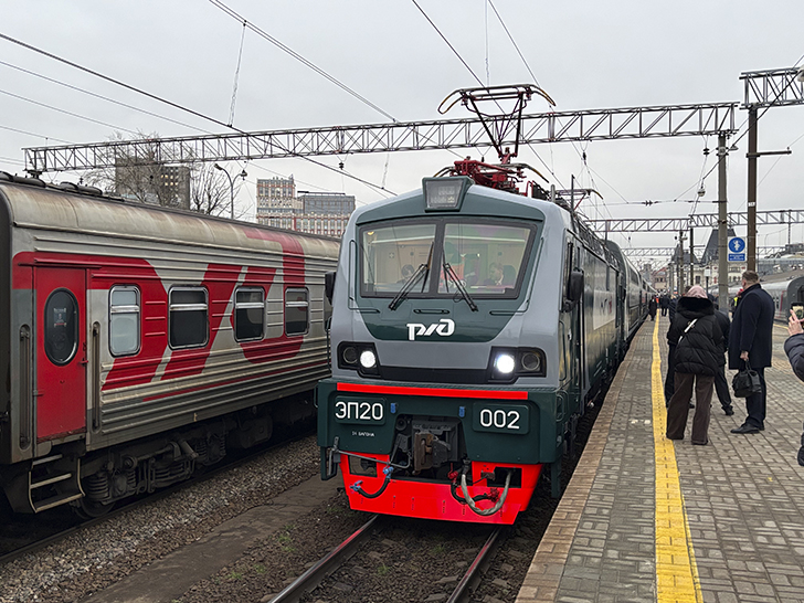 Двухэтажный скоростной поезд «Буревестник» (фото Олег Д., декабрь, 2025)