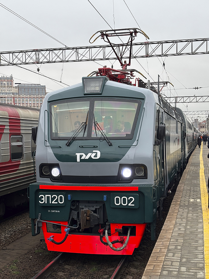 Двухэтажный скоростной поезд «Буревестник» (фото Олег Д., декабрь, 2025)