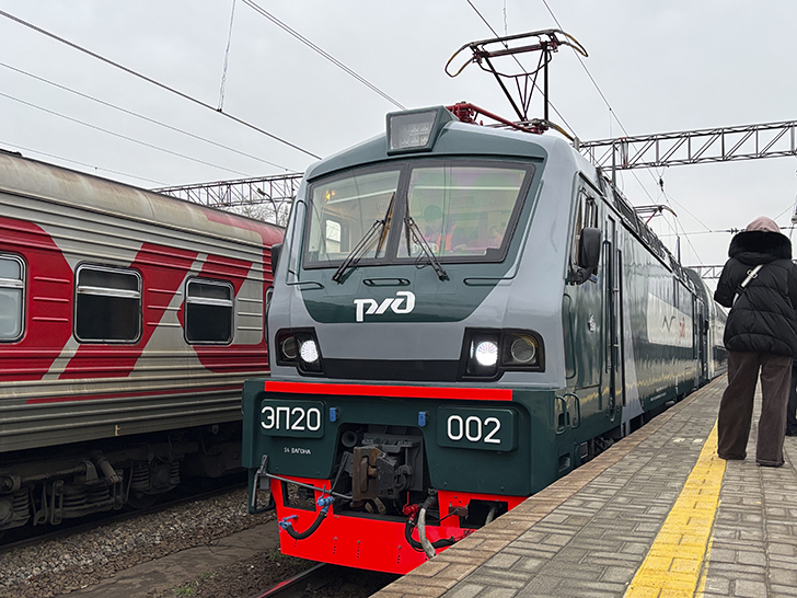 Двухэтажный скоростной поезд «Буревестник» (фото Олег Д., декабрь, 2025)