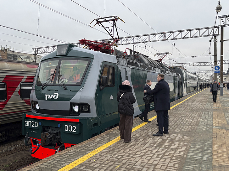 Двухэтажный скоростной поезд «Буревестник» (фото Олег Д., декабрь, 2025)
