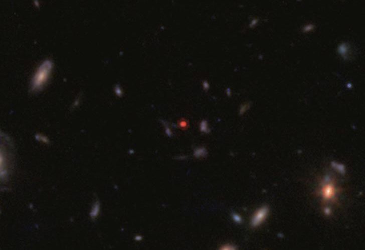 Пример одной из множества обнаруженных космическим телескопом «James Webb» маленькой красной точки, которая ранее принималась за массивную галактику в ранней Вселенной. Credit: CEERS; Finkelstein et al.