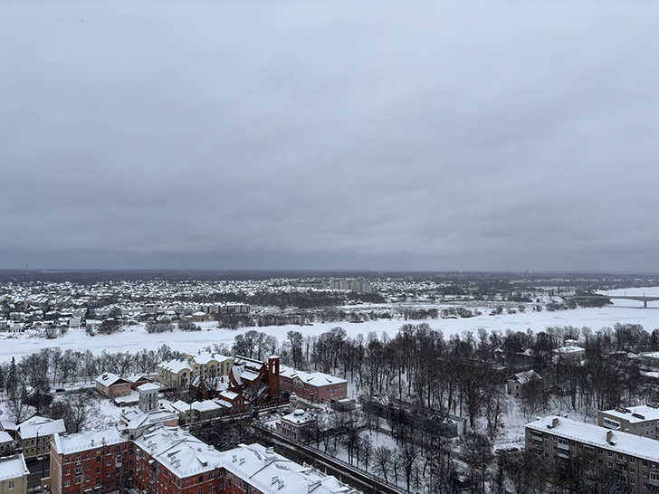 В Твери есть примечательное здание, известное в народе как «Рюмка» (фото Олег Д., январь, 2026)