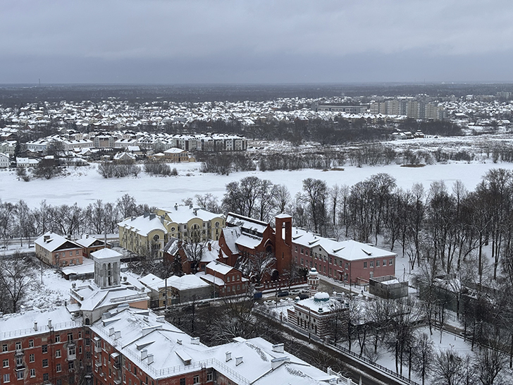 В Твери есть примечательное здание, известное в народе как «Рюмка» (фото Олег Д., январь, 2026)