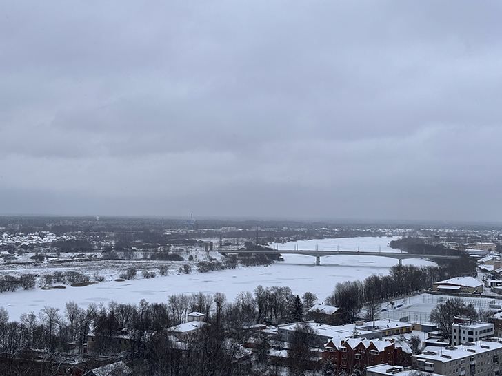 В Твери есть примечательное здание, известное в народе как «Рюмка» (фото Олег Д., январь, 2026)