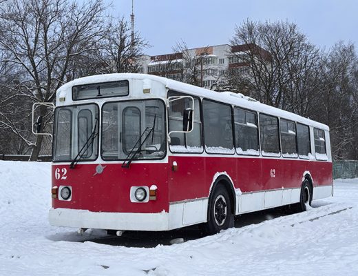 Памятник троллейбусу в Твери (фото Олег Д., январь, 2026)
