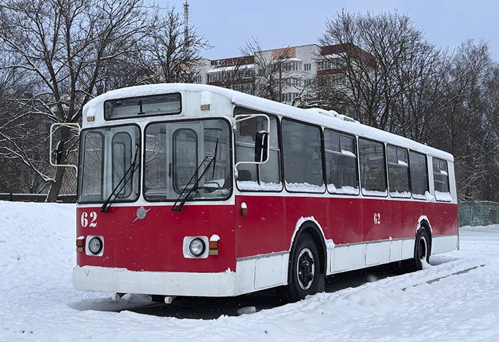 Памятник троллейбусу в Твери (фото Олег Д., январь, 2026)