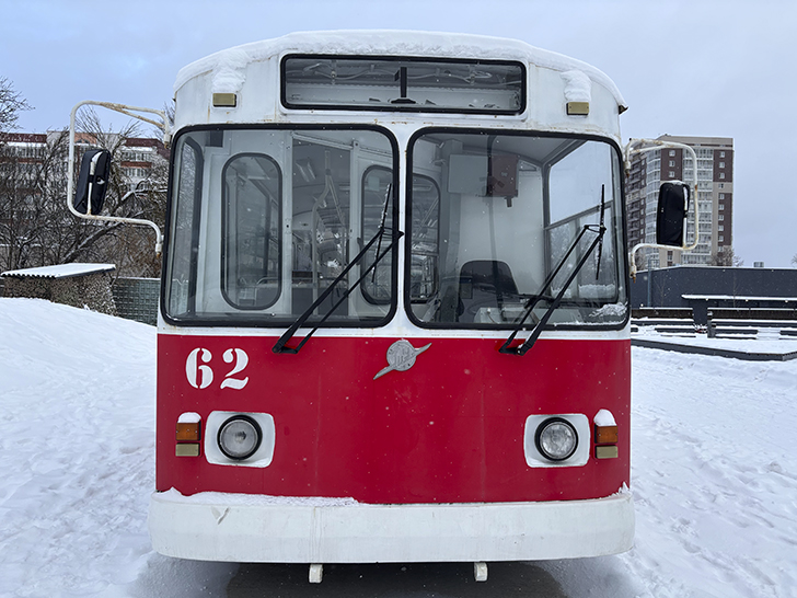 Памятник троллейбусу в Твери (фото Олег Д., январь, 2026)