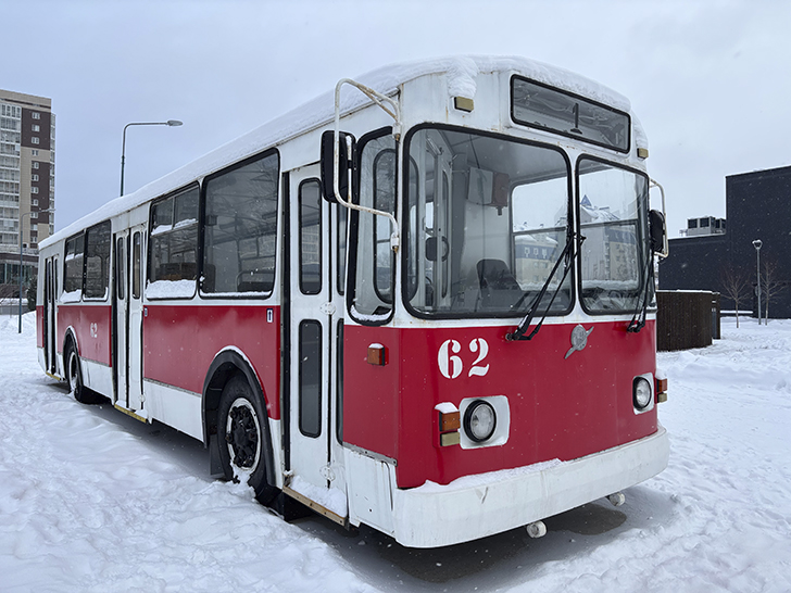 Памятник троллейбусу в Твери (фото Олег Д., январь, 2026)