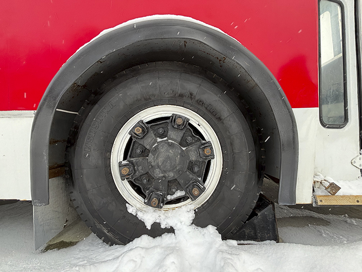 Памятник троллейбусу в Твери (фото Олег Д., январь, 2026)