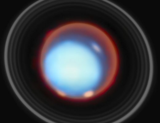 Уран в инфракрасном диапазоне, 19 января 2025 года. Голубой цвет соответствует излучению ионосферы, связанной с ионизированным водородом, а красно-оранжевый ореол отражает более высокие слои атмосферы. Яркие области у края диска связаны с авроральными процессами и взаимодействием атмосферы с необычно наклоненным магнитным полем Урана. Credit: ESA/Webb, NASA, CSA, STScI