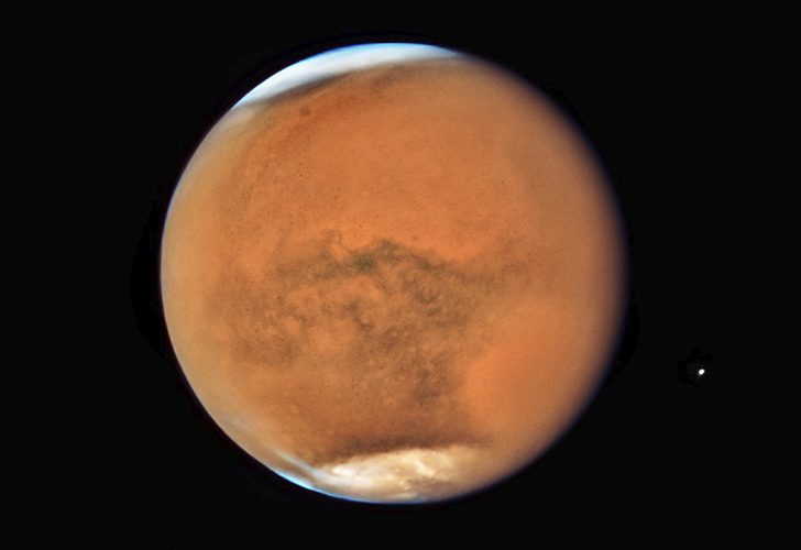 Снимок Марса, полученный космическим телескопом «Hubble» за 13 дней до максимального сближения Красной планеты с Землей в 2018 году. Credit: NASA, ESA, and STScI