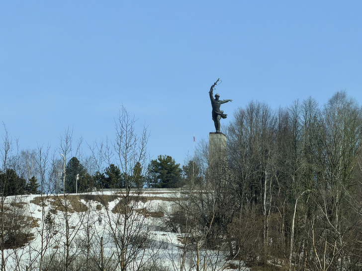 Перемиловская высота: снова у монумента героям битвы под Москвой (фото Олег Д., март, 2026)