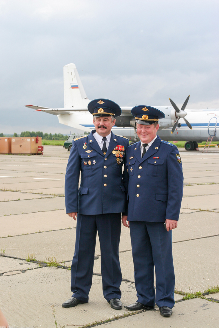 Бравые летчики слева на этой фотографии Ринат Фардуков, в то время штурман эскадрильи в Клину. Справа Юрий Рогачев, тогда командир Ан-26 в Клину