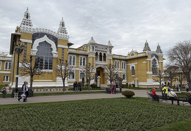 Заключительный день в Кисловодске - прогулка по парку и вылет домой (фото Олег Д., весна, 2026)