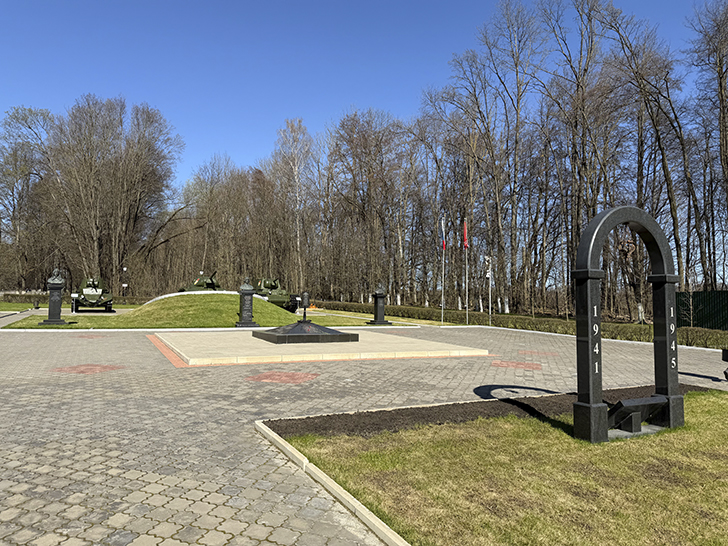 Мемориальный комплекс «Танкистам-Первогвардейцам» (фото Олег Д., весна, 2026)