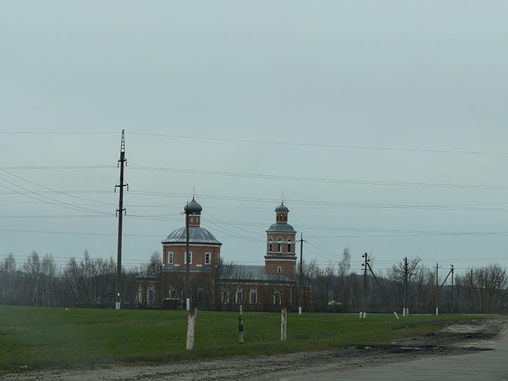 Охотников замок в селе Яковка (фото Олег Д., весна, 2026)