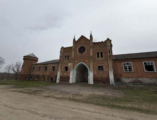 Охотников замок в селе Яковка (фото Олег Д., весна, 2026)