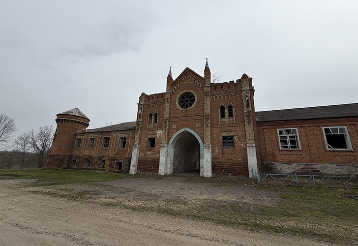 Охотников замок в селе Яковка (фото Олег Д., весна, 2026)