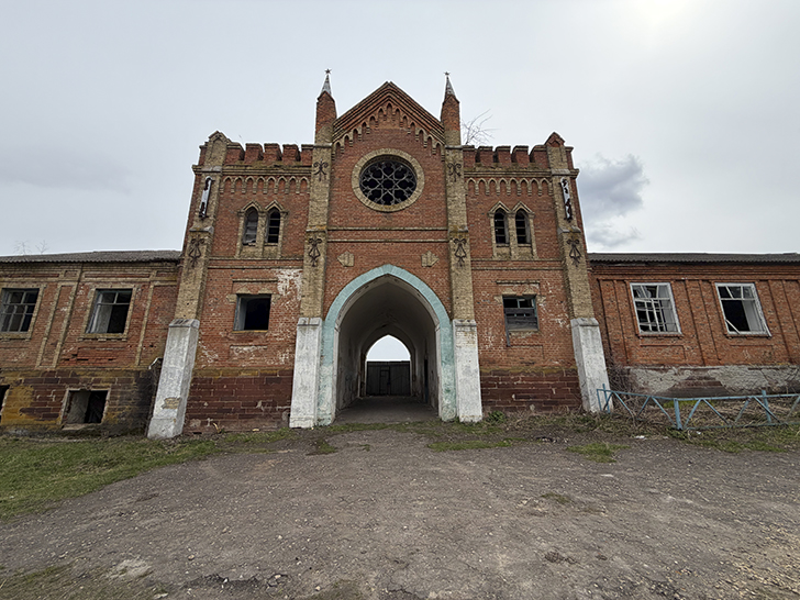 Охотников замок в селе Яковка (фото Олег Д., весна, 2026)