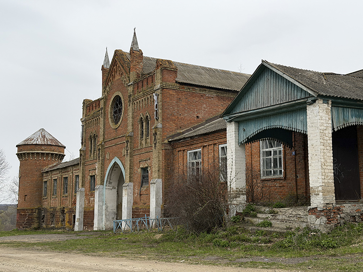 Охотников замок в селе Яковка (фото Олег Д., весна, 2026)