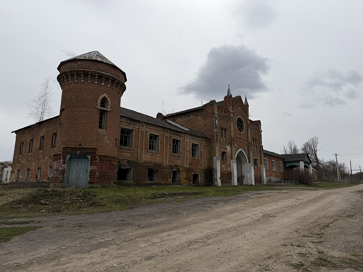 Охотников замок в селе Яковка (фото Олег Д., весна, 2026)